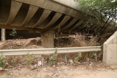 Viaduct  naar de Signature Bridge over de Black River (Yamuna rivier) - Majnu Ka Tilla  - Delhi (16 juni 2018)