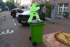 Verkeersmaatje beklom de Grote Groene Glascontainer - Bellamystraat (16-10-2018)