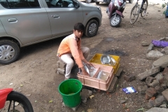 Keukenhulp van een straat thee dhaba - Chandigarh (20-6-2018)