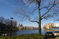 Kruising Kostverlorenvaart met Bilderdijkgracht, Hugo de Grootgracht en het Westelijk Marktkanaal (25-3-2020)