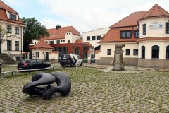 Parkeerplein tussen de Handelsbeurs en de Beurs - Dresden, Saksen, Duitsland (16 augustus 2023)