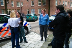 Politie in gesprek met krakers en omwonenden (Amsterdam, 28-8-2010)