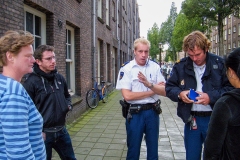 Politie in gesprek met krakers en omwonenden (Amsterdam, 28-8-2010)