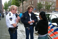 Politie in gesprek met krakers en omwonenden (Amsterdam, 28-8-2010)