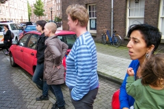 Politie in gesprek met krakers en omwonenden (Amsterdam, 28-8-2010)