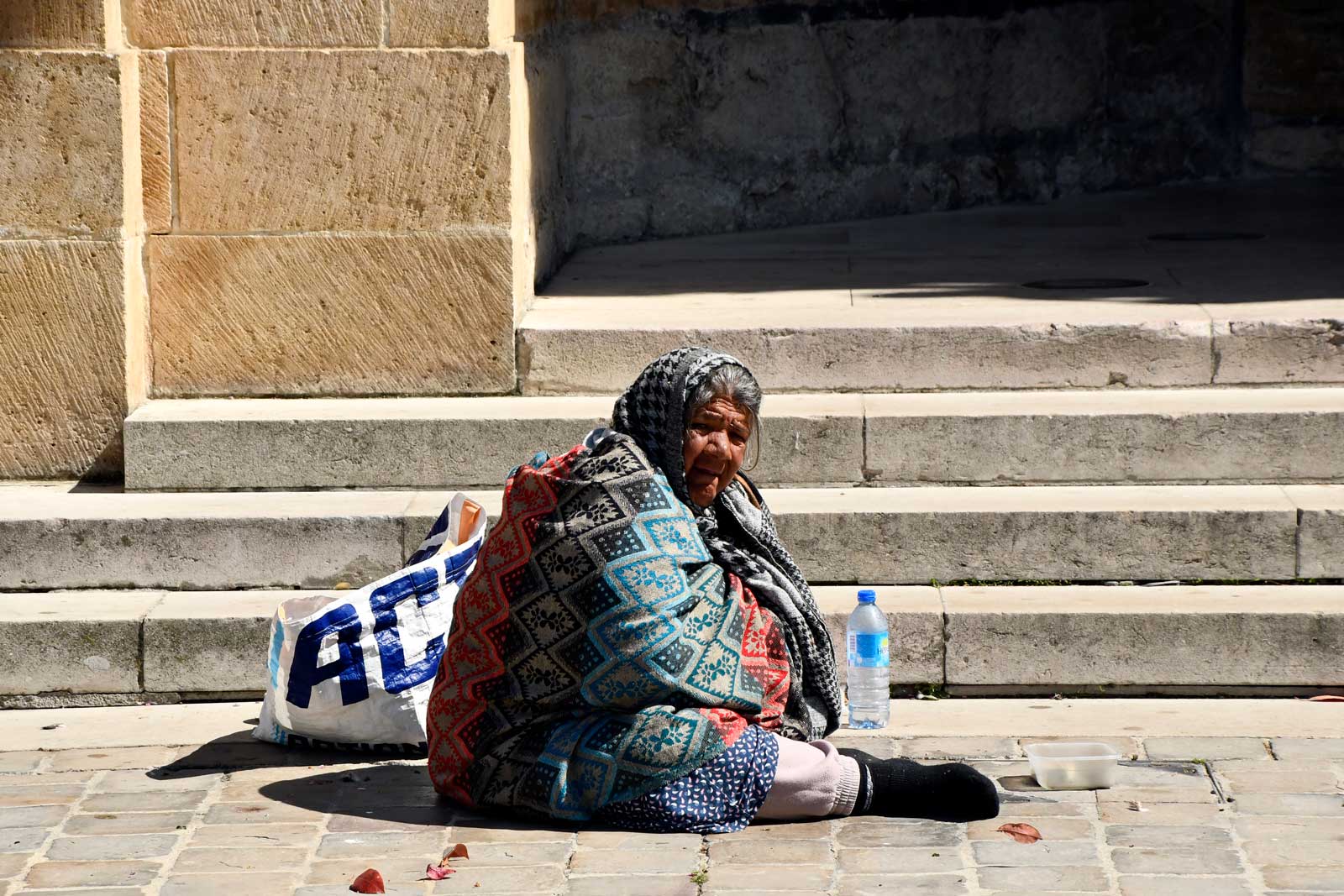 Vrouw voor Onze-Lieve-Vrouwekathedraal van Reims (22 april 2026)