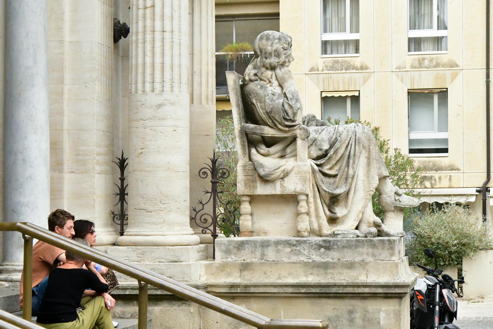 Beeld voor de opera van Avignon, Place de l'Horloge (3-5-2026)