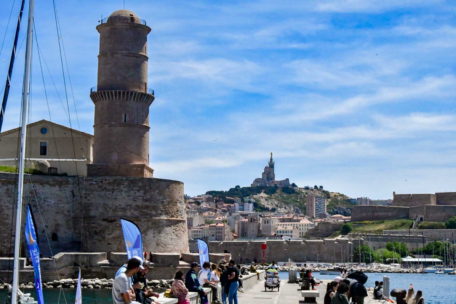 Kade langs het fort Saint-Jean, met zicht op Notre-Dame de la Garde-basiliek - Marseille (8-5-2026)