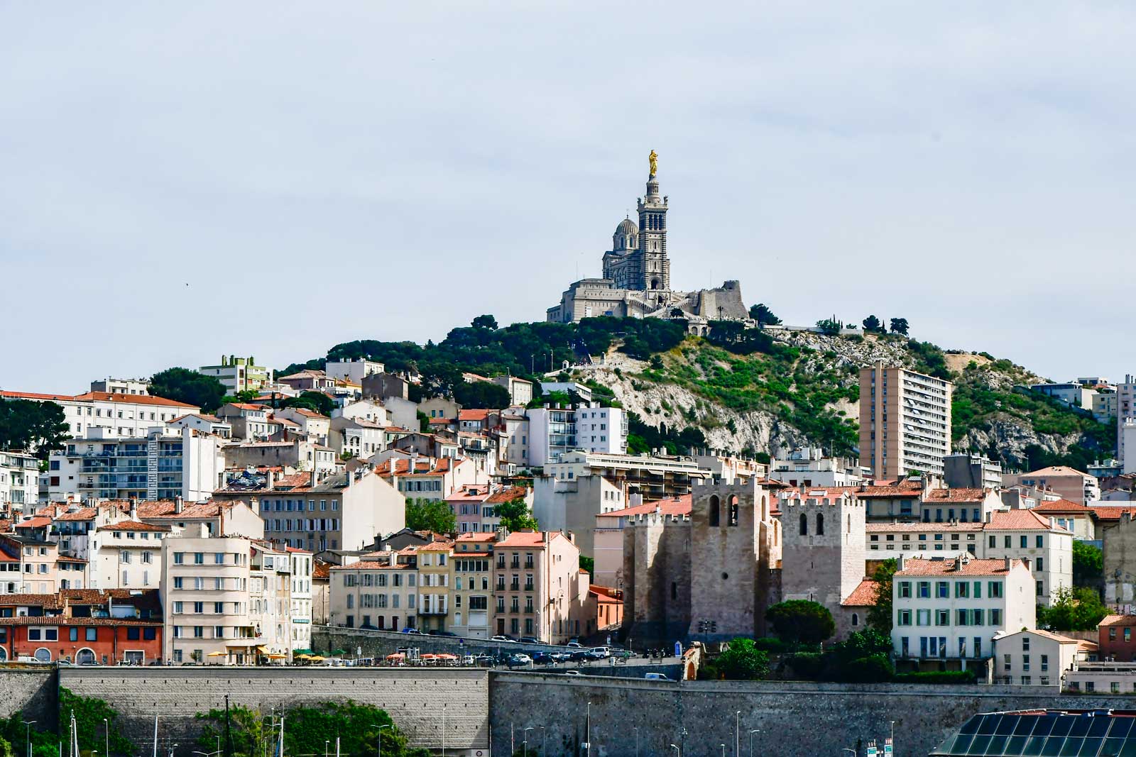 Blik op de Notre-Dame de la Garde-basiliek vanaf het fort Saint-Jean - Marseille (8-5-2026)