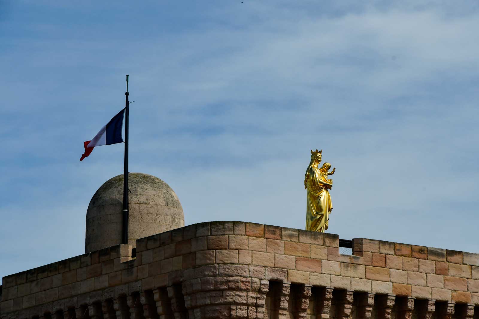 Standbeeld van de Goede Moeder bovenop Fort Saint-Jean in Marseille (8-5-2026)