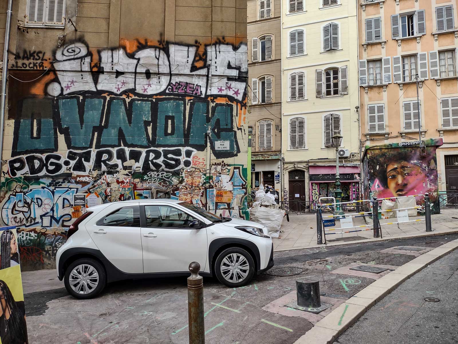 Graffiti ffity in de wijk de Cours Julien, Marseille (10-5-2026)