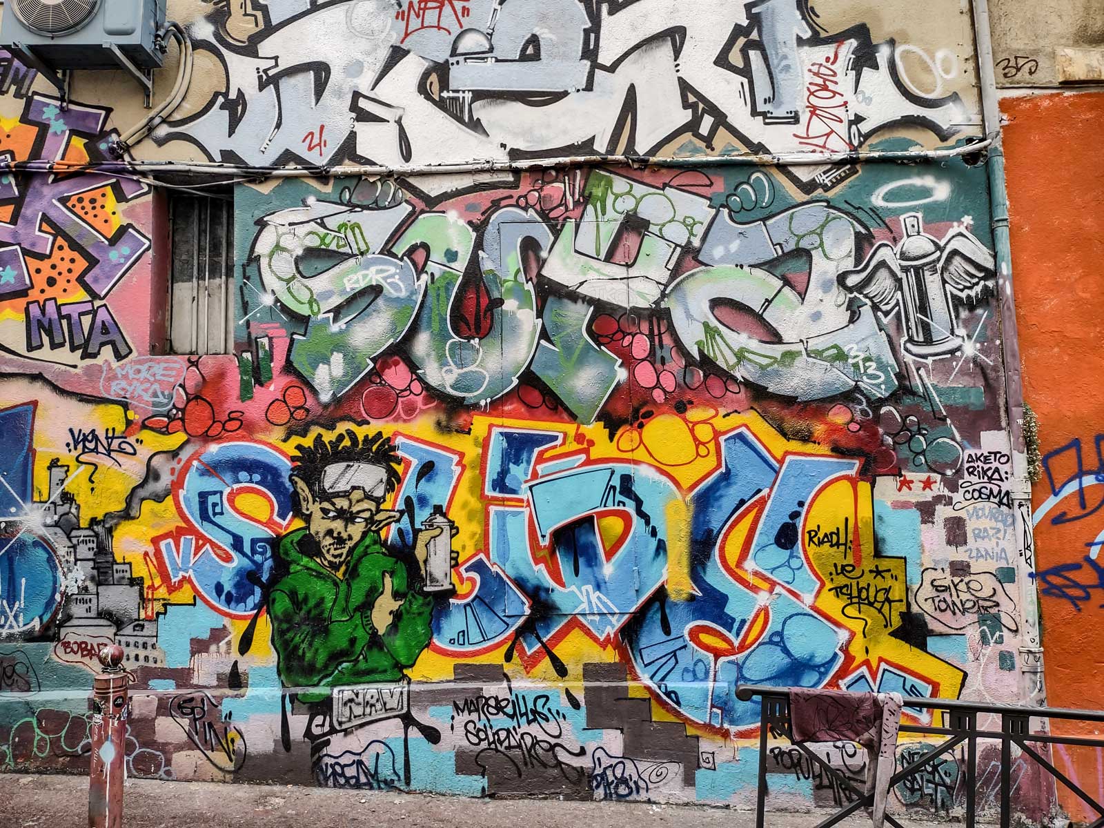 Graffiti in de wijk de Cours Julien, Marseille (10-5-2026)