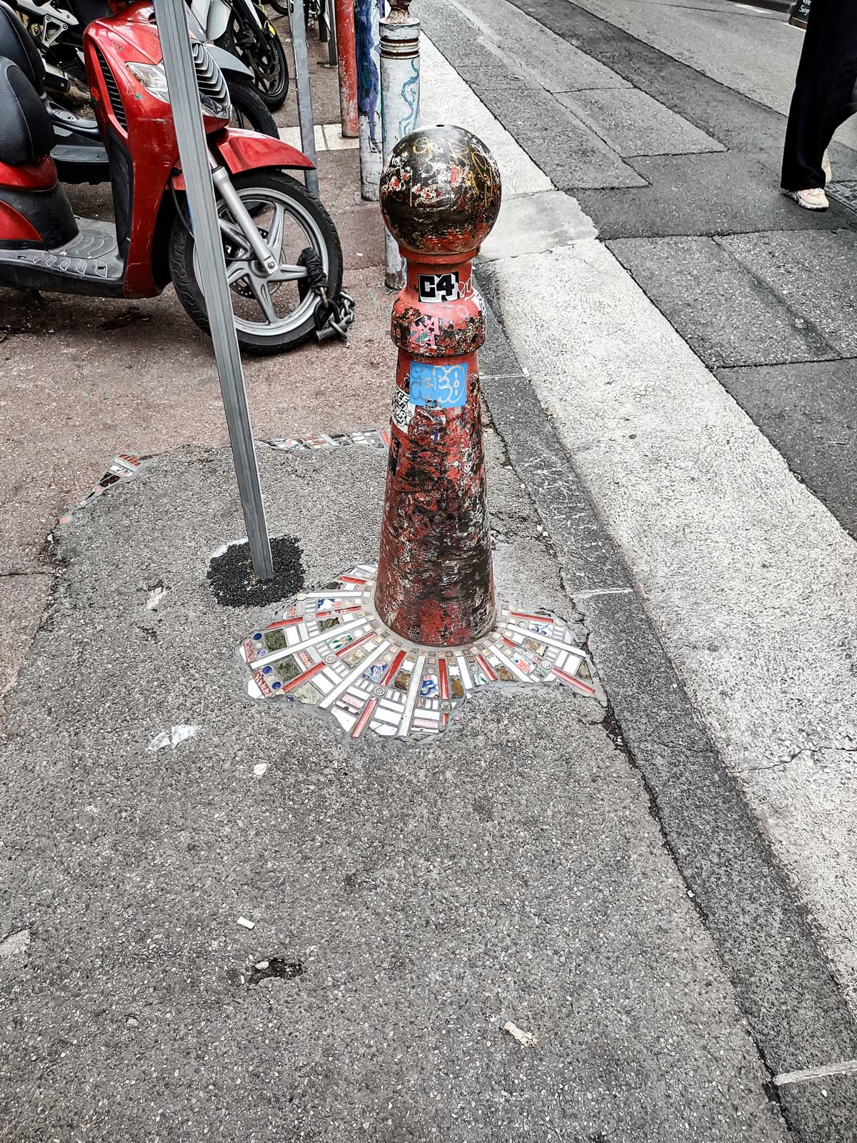 Stoeppaal, Marseille (10-5-2026) - Ememem: De straatkunstenaar die schoonheid en functionaliteit combineert