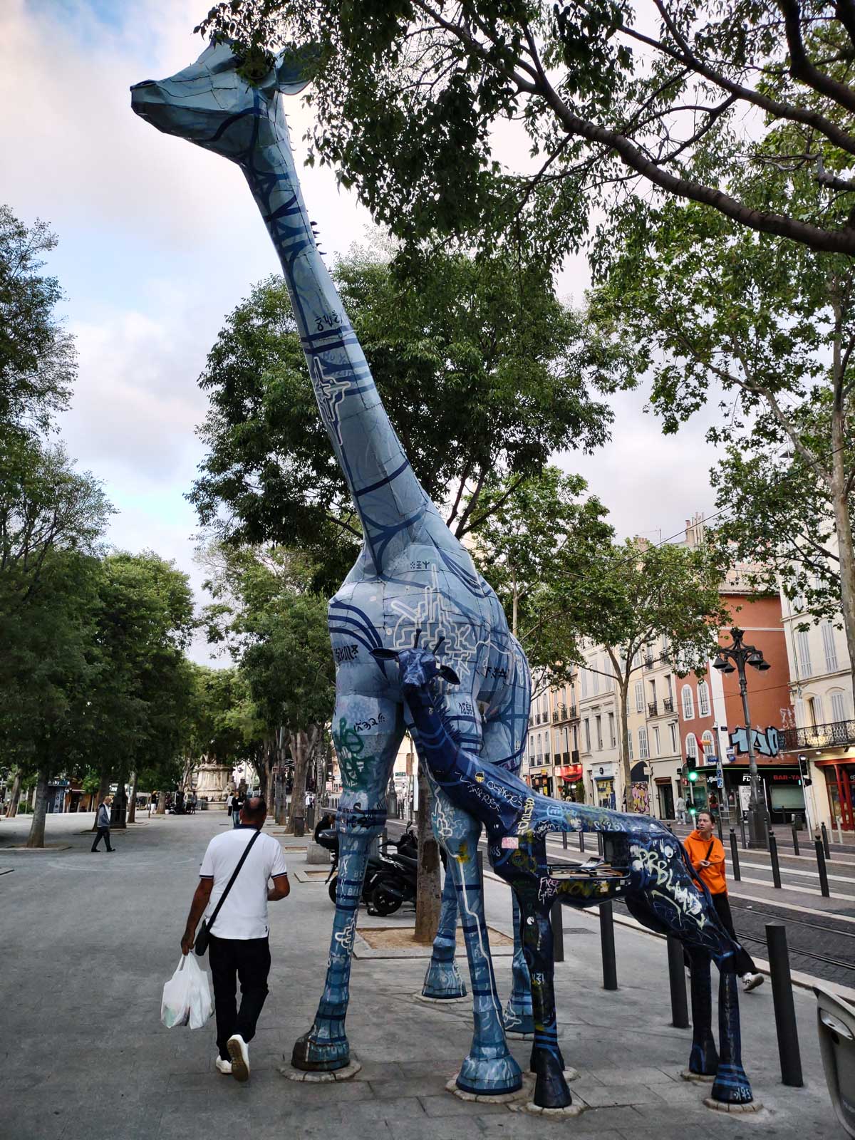 Giraffensculptuur op de Canebière in Marseille, Place Léon-Blum, tegenover de Allées de Meilhan (10-5-2026)