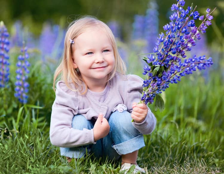 Cute,little,girl,in,meadow,at,sunny,summer,day