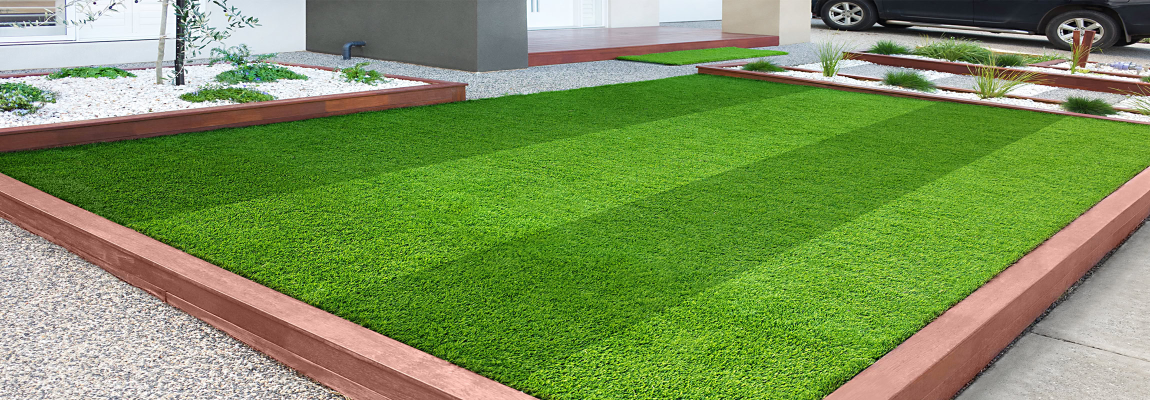 Artificial,Grass/lawn,Turf,In,The,Front,Yard,Of,A,Modern