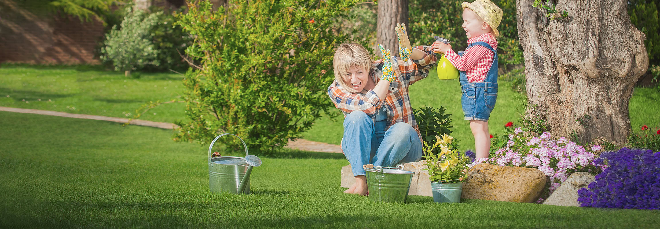 Kleines,Mädchen,arbeitet,mit,ihrer,Mutter,im,Garten
