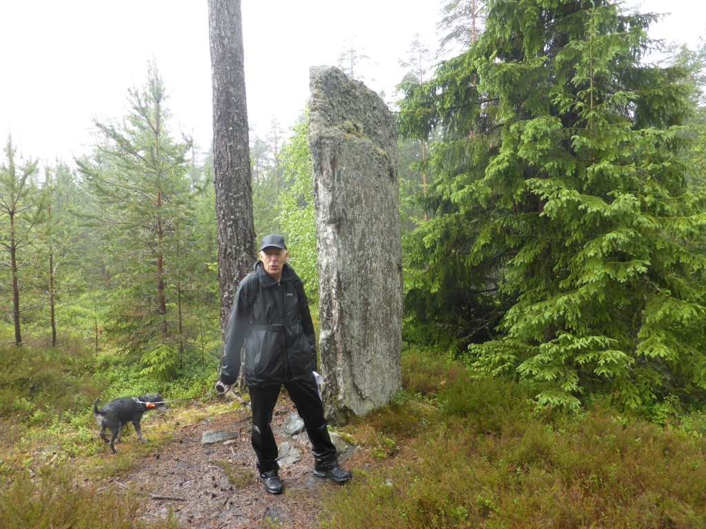 Eskil lotsade os till den märkliga Trälastenen.