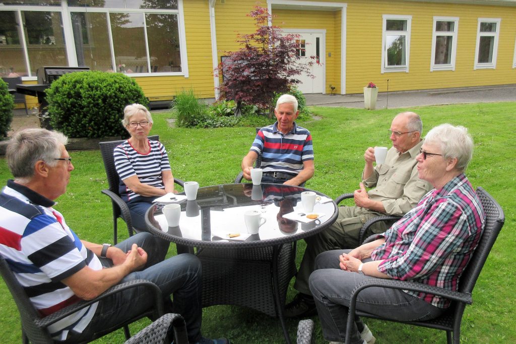 Mätta och belåtna bestämde dessa personer avnjuta sitt kaffe utomhus. De första regndropparna syns på bordskivan. Sedan öppnade himmeln sig i ett riktigt skyfall 