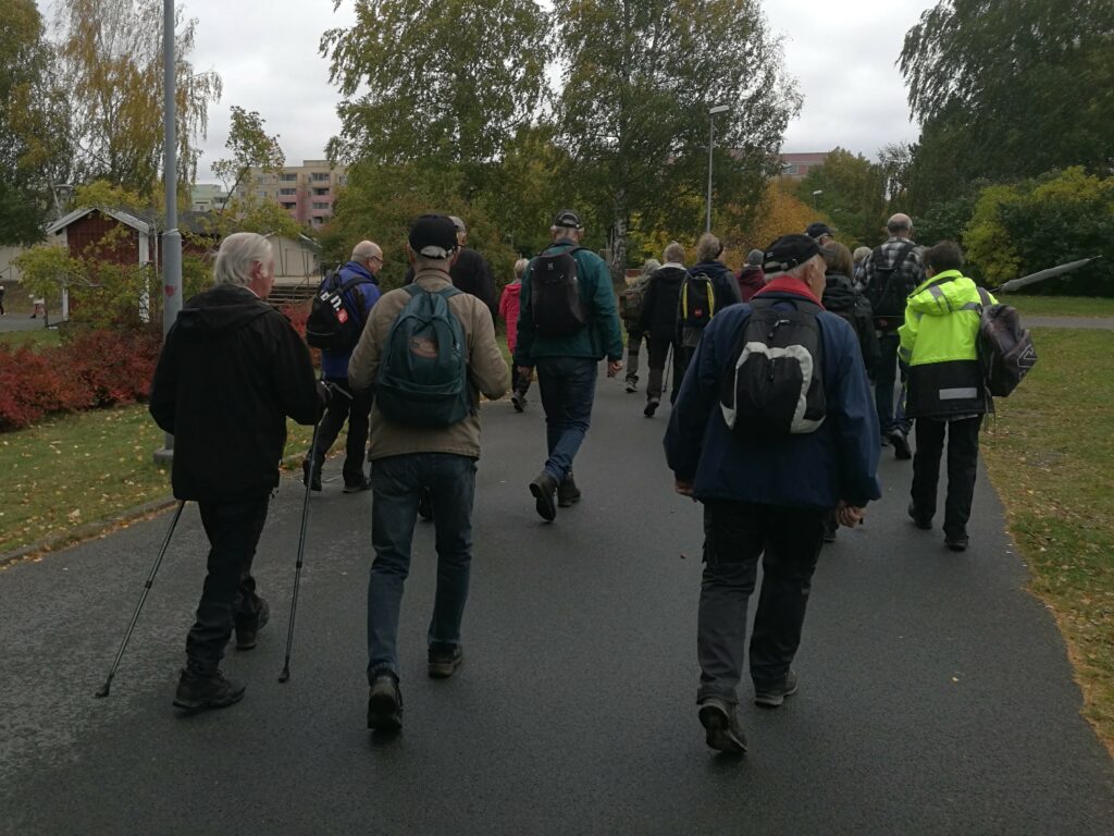 Efter en stunds vandring genom skogen kommer vi fram till bebyggelse.