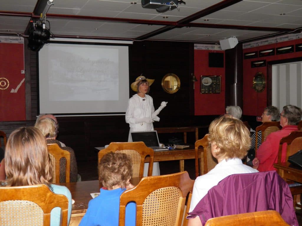 "Isabelle von Horn" föreläser och visar bildspel om Lyckorna.för grupp