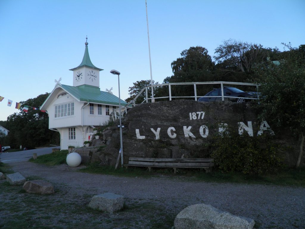 Klockornet och bergväggen med målad text: LYCKORNA 1877.