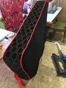 Armsteunen zetel worden afzonder gestoffeerd in Kirkby geometrische print met rode bieskoord