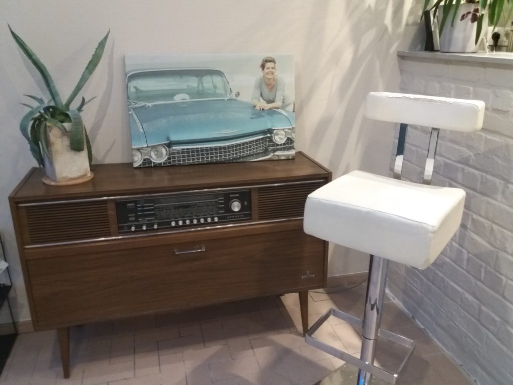 Retro hoekje barstoel en vintage radio