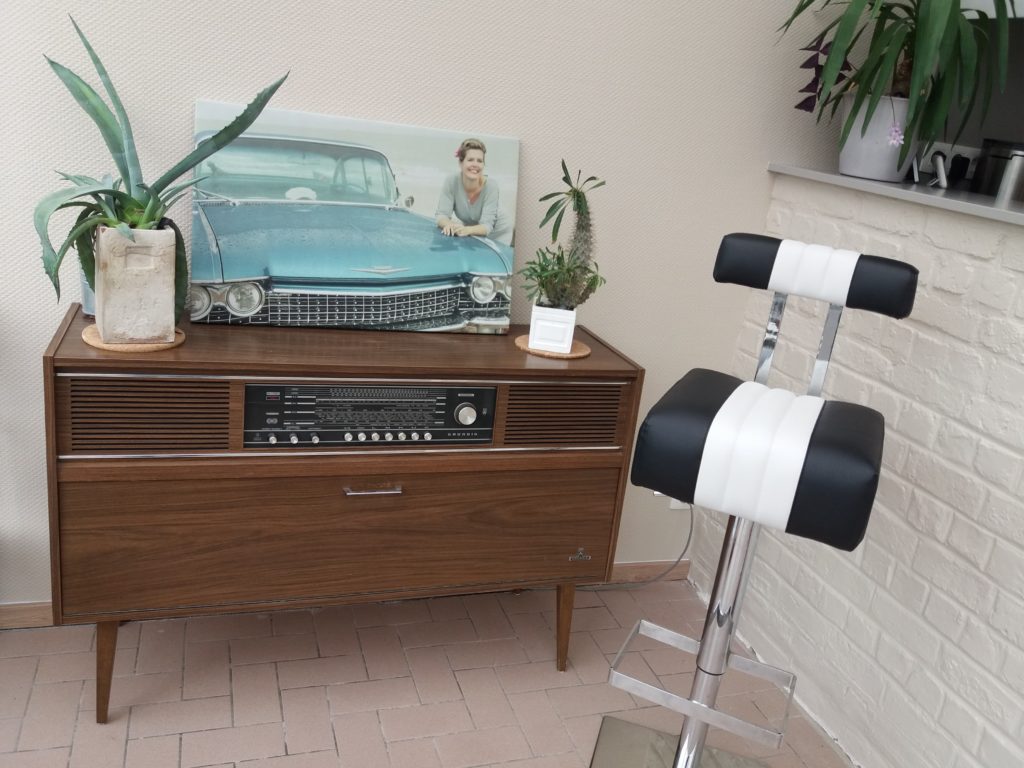 Retro hoekje met vintage radio en barstoel