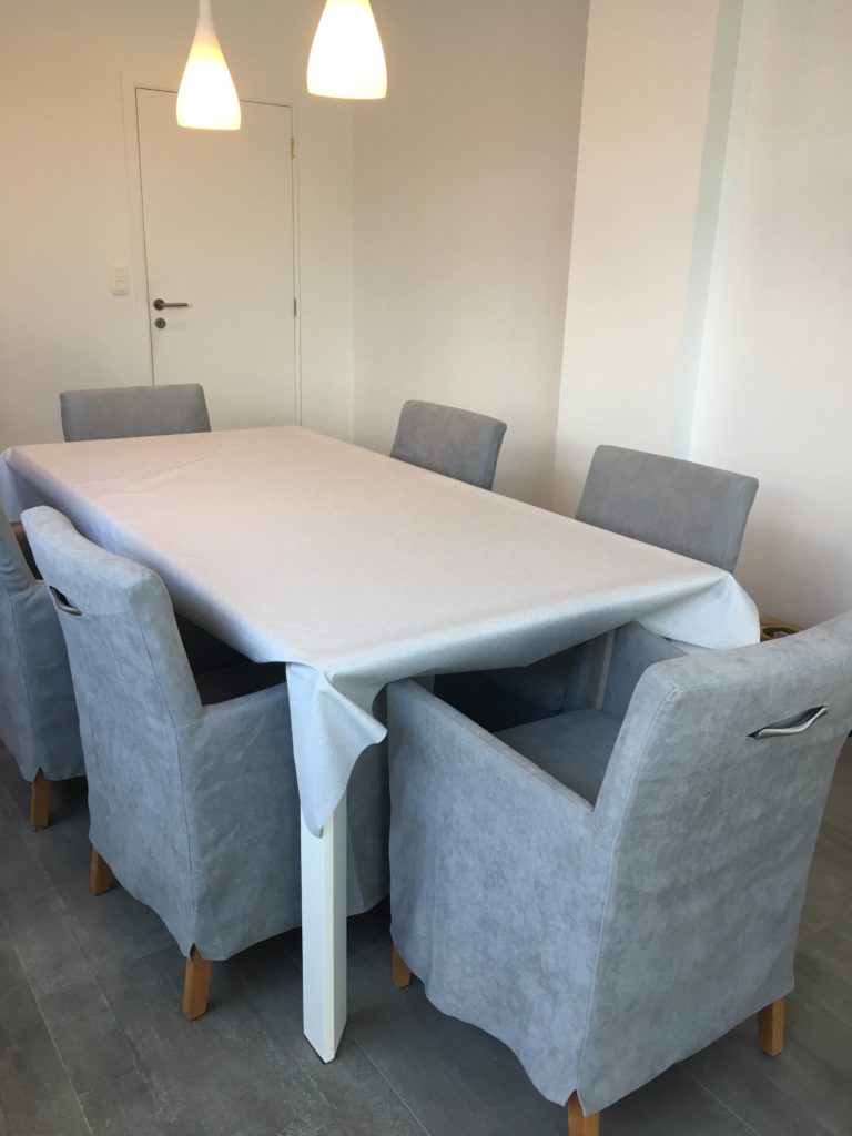 Geherstoffeerde stoelen aan de tafel