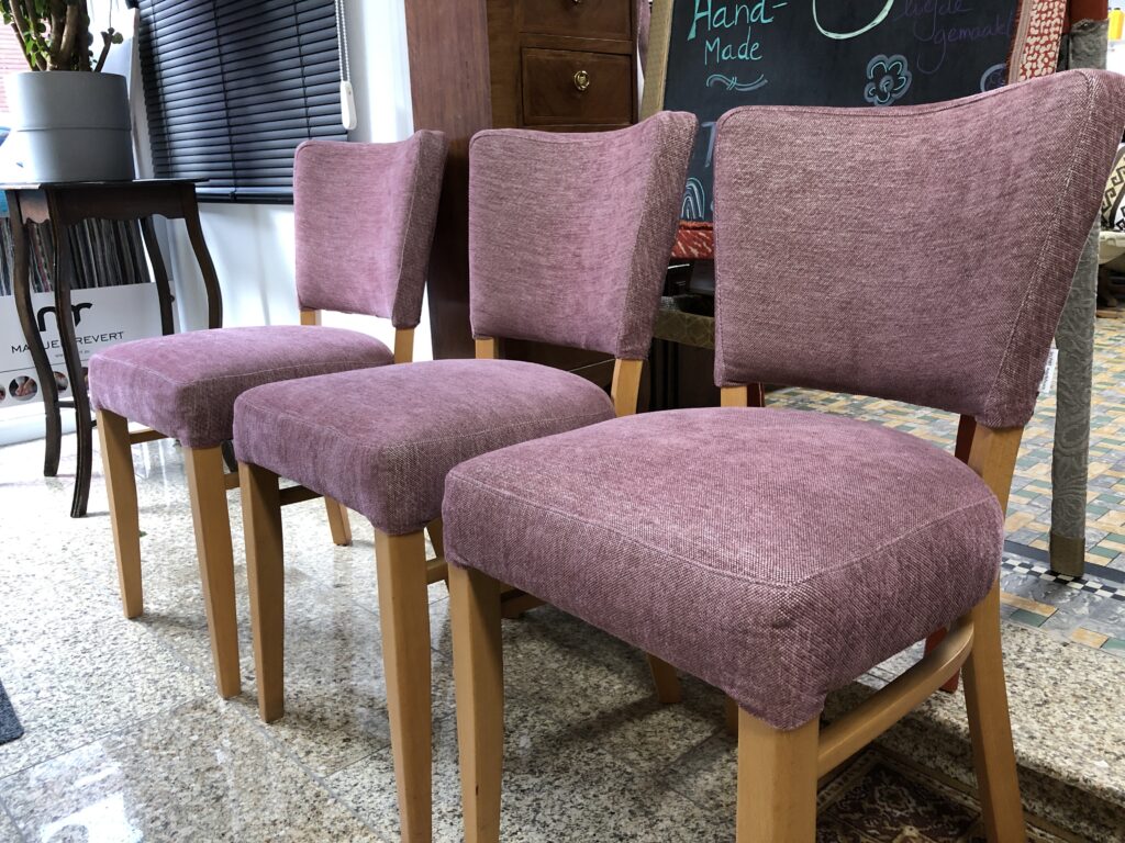 roze stoelen geherstoffeerd