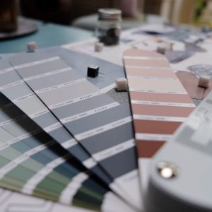 Färgsättning planeras till ditt hem och färgkoder levereras.