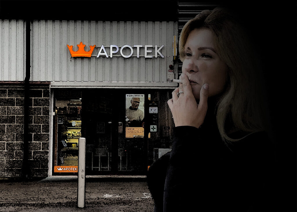 Otacksamhet. En kvinna röker utanför apoteket efter att ha visat sin otacksamhet över subventionerade läkemedel. 127 kronor kostar antibiotika, 65 kronor cigaretterna.