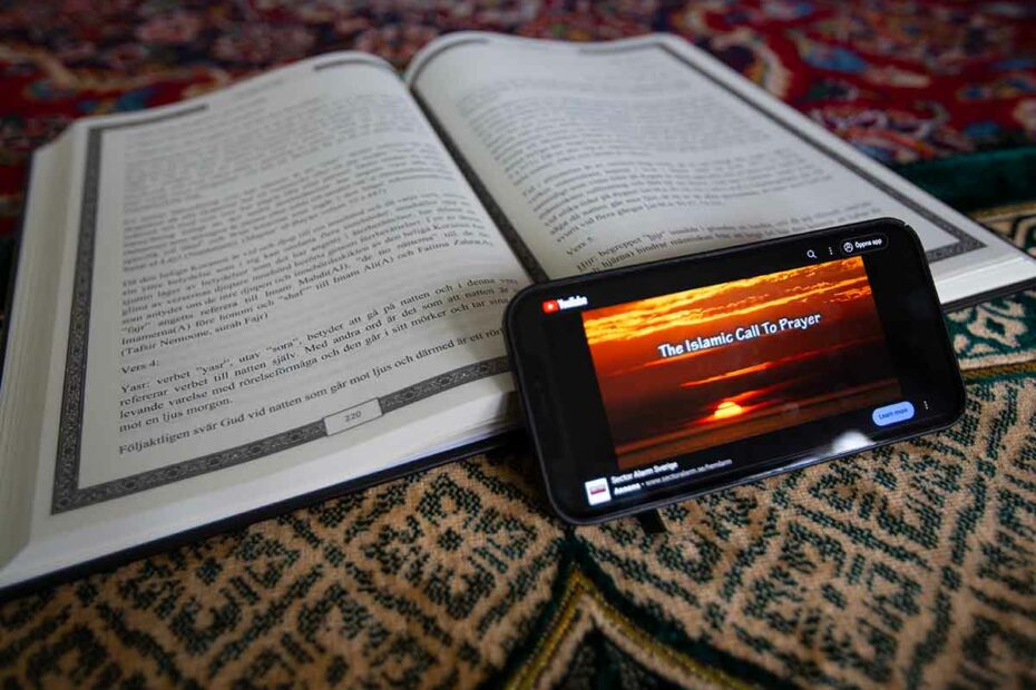 Böneutrop, adhan. Bild på Koran och iPhone som spelar upp ett böneutrop från YouTube.