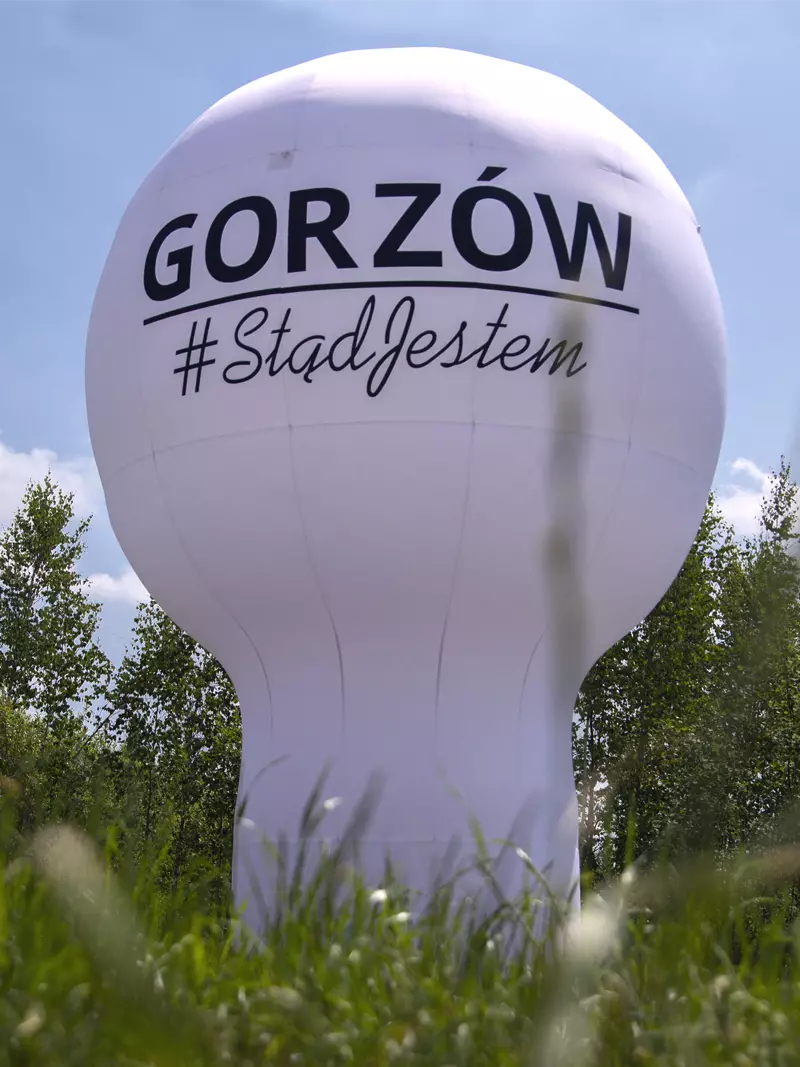Oppustelig ballon med logo med indbygget blæser