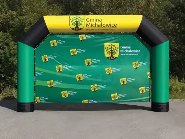 Oppustelig målportal med banner monteret