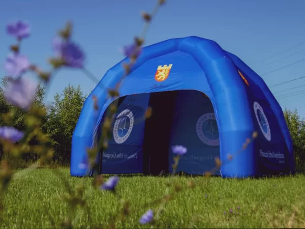 Oppustelig telt med logo og sidevægge