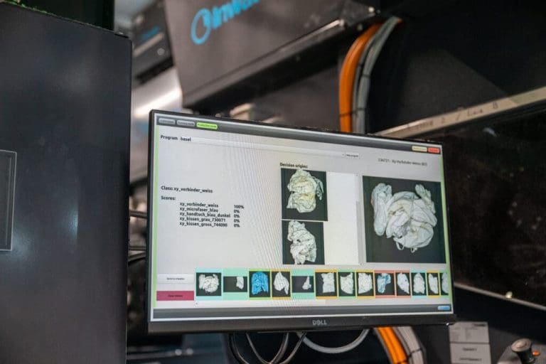 A Dell screen showing how the Inwatec machine unfolds laundry and folds it automatically.