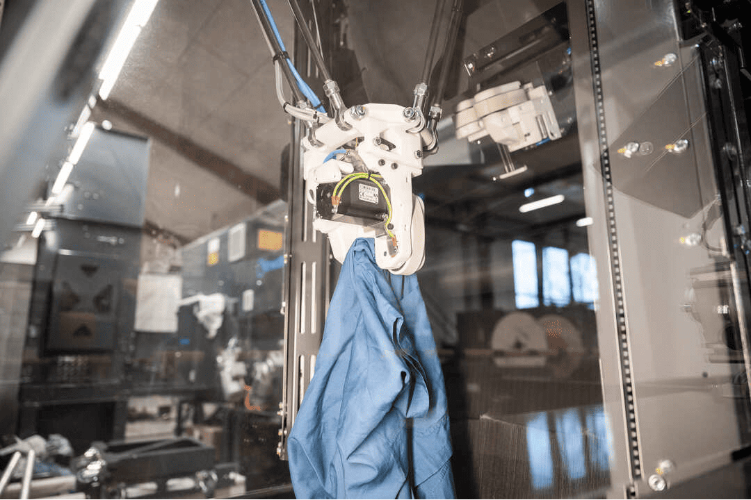 Image showing how the Inwatec Thor Robot Separator is separating clothes.