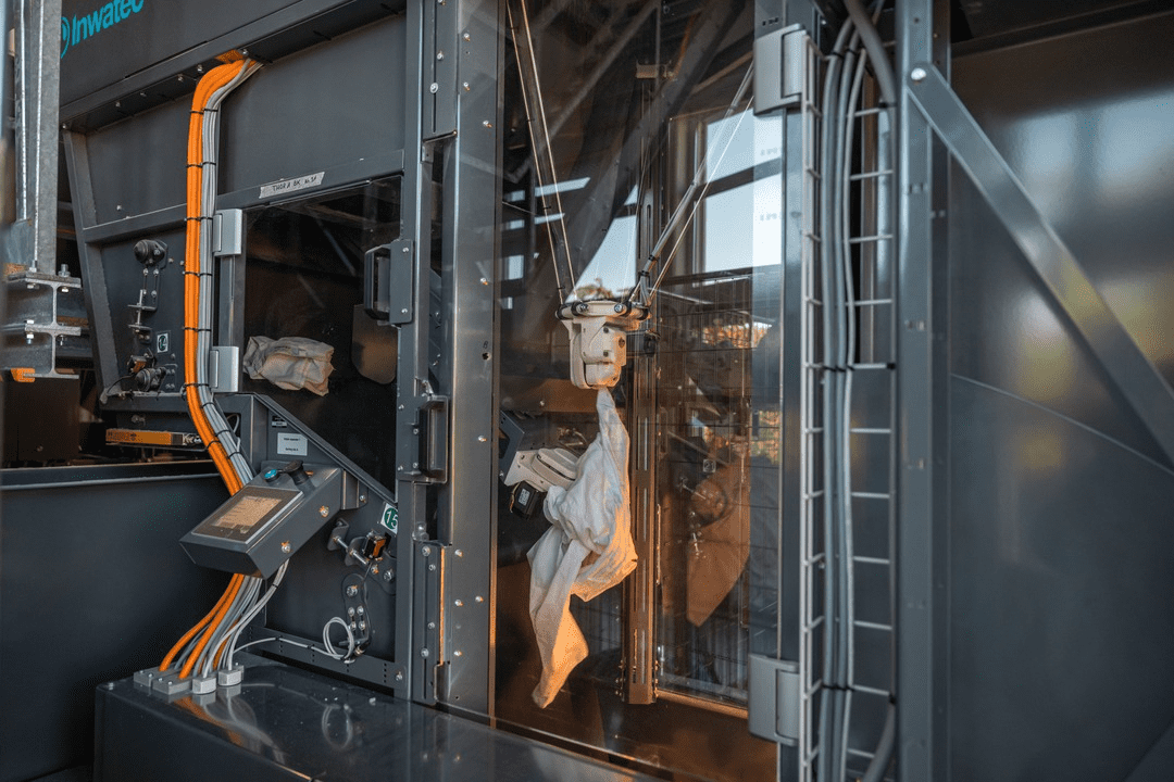 Image showing how the Inwatec Thor Robot Separator machine is separating a white shirt.