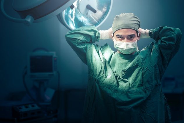 Surgeon putting on his mask.