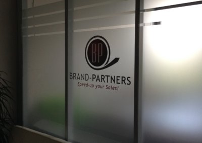 Lettrage et sablage vitrine Brand Partners