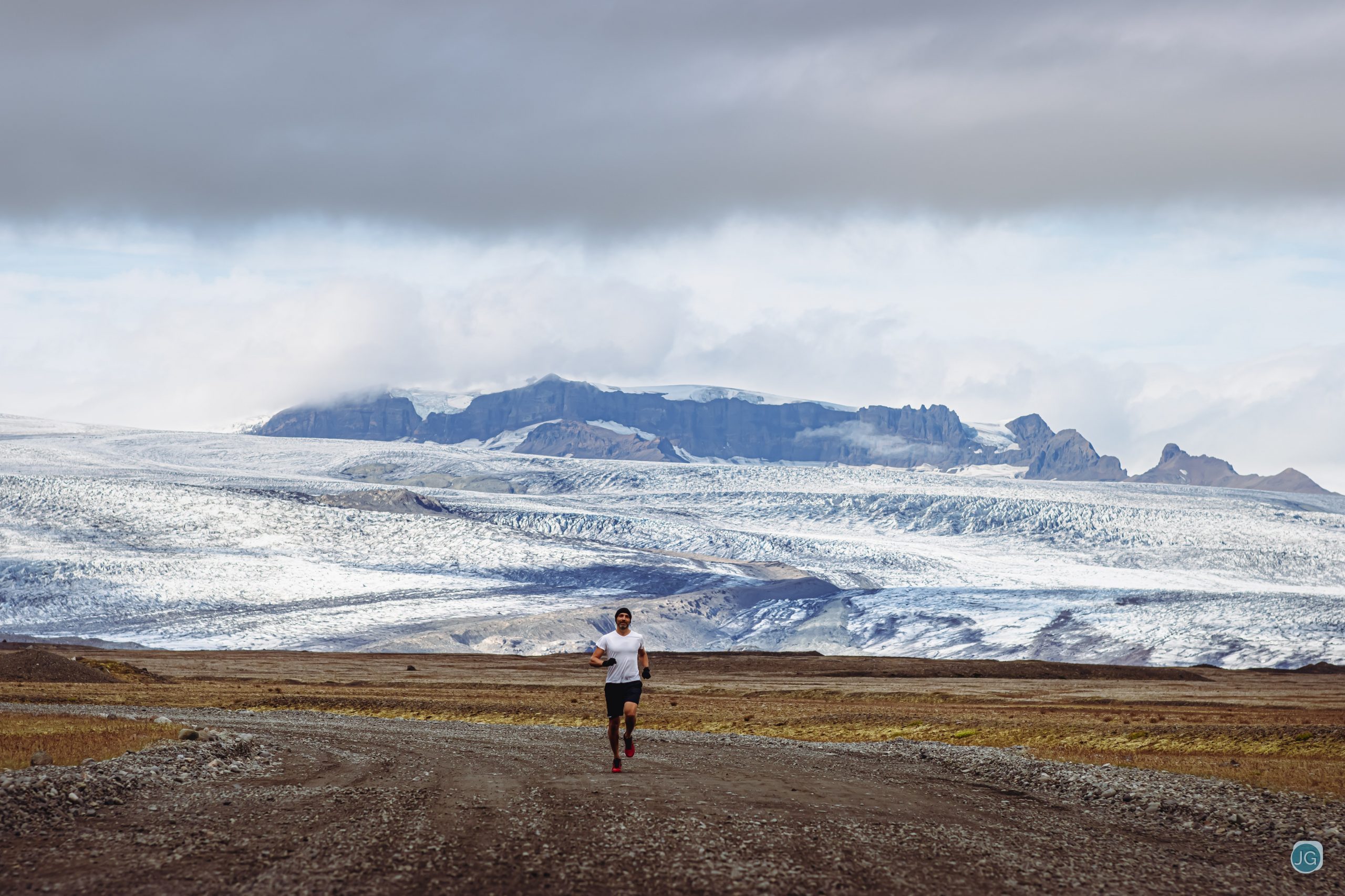 Lukas Jablonka Trailrunning Island vor einem Gletscher