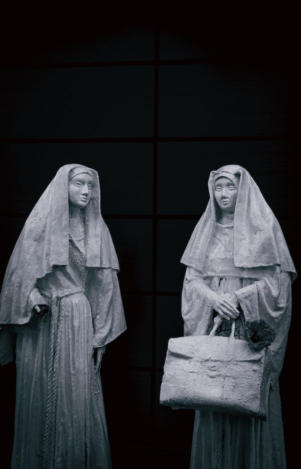 Escultura de dos monjas