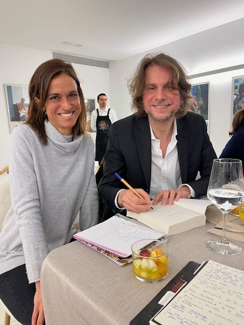 Thomas Schlesser con Jacinta Cremades firmando la  novela Los ojos de Mona.