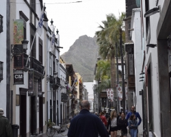 På den lilla huvudgatan i huvudstaden Santa Cruz de la Palma ser man ut mot verkligheten här på ön: bergen!