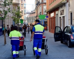 I ett land med hög arbetslöshet är det kanske bra att man har folk som sopar gatan. Kvinnfolk och manfolk.