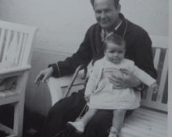 En liten kupp att lägga in foto här: Pappa och jag 1953. Titta på mitt raka ben! Se nästa bild!