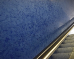 Yves Klein-blått i muséets trappa