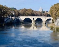 Bro över Tibern som rinner fint genom staden